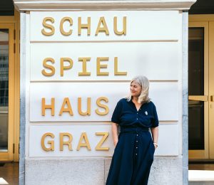 Am Foto ist der Schriftzug des Schauspielhauses Graz mit Frau Andrea-Vilter zu sehen.