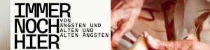 Am Bild ist der Titel des Stückes, immer noch hier und der Zusatz von Ängsten und alten und alten Ängsten zu lesen.