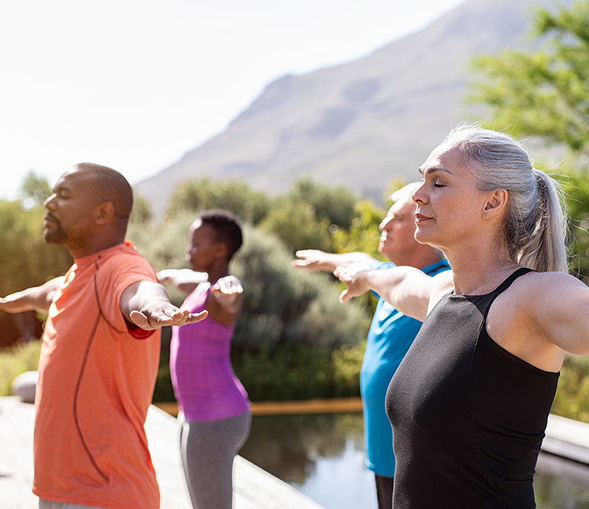 Am Foto ist eine Yoga-Gruppe zu sehen.