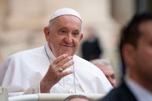Am Foto ist Papst Franziskus zu sehen der die Gläubigen grüßt.
