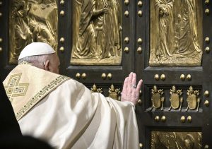 Der Papst öffnet die heilige Pforte.
