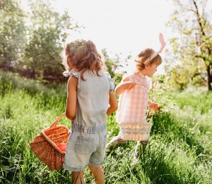 Am Foto sind zwei Kinder bei der Osternestsuche zu sehen.