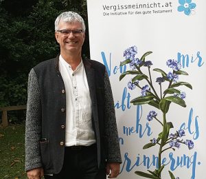 Am Foto ist Herr Mag. Hofbauer von der Caritas zu sehen.