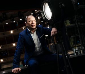 Am Foto ist Herr Rinner mit einem Scheinwerfer zu sehen.