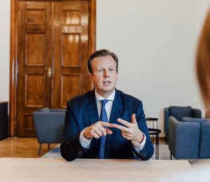 Am Bild ist der steirische Landesrat, Dr. Kornhäusl, für Gesundheit und Pflege zu sehen.