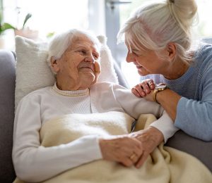 Am Foto ist eine ältere Dame mit ihrer Betreuerin zu sehen.