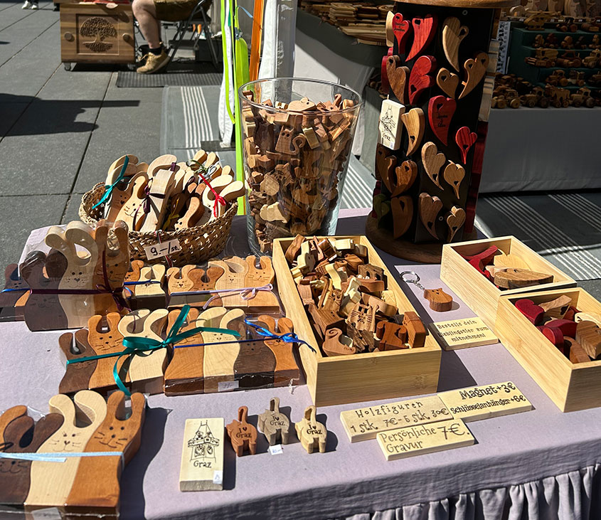 Am Bild sind Holzwaren zu sehen.