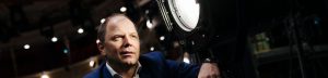 Am Bild ist der Geschäftsführer der Bühnen Graz, Herr Bernhard Rinner, zusammen mit einem Teil der Lichttechnik zu sehen.
