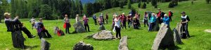 Am Foto ist eine größere Wandergruppe aus Pensionisten und Pensionistinnen abgebildet.