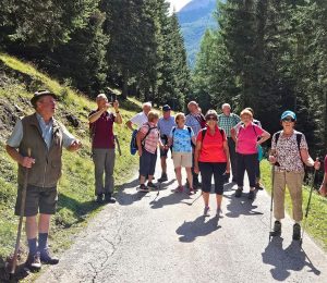 Am Foto ist eine Wandergruppe bestehend aus Senioren zu sehen.