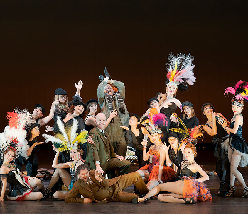Am Bild ist das Grazer Ballett und ein Teil der Schauspieler zu sehen.