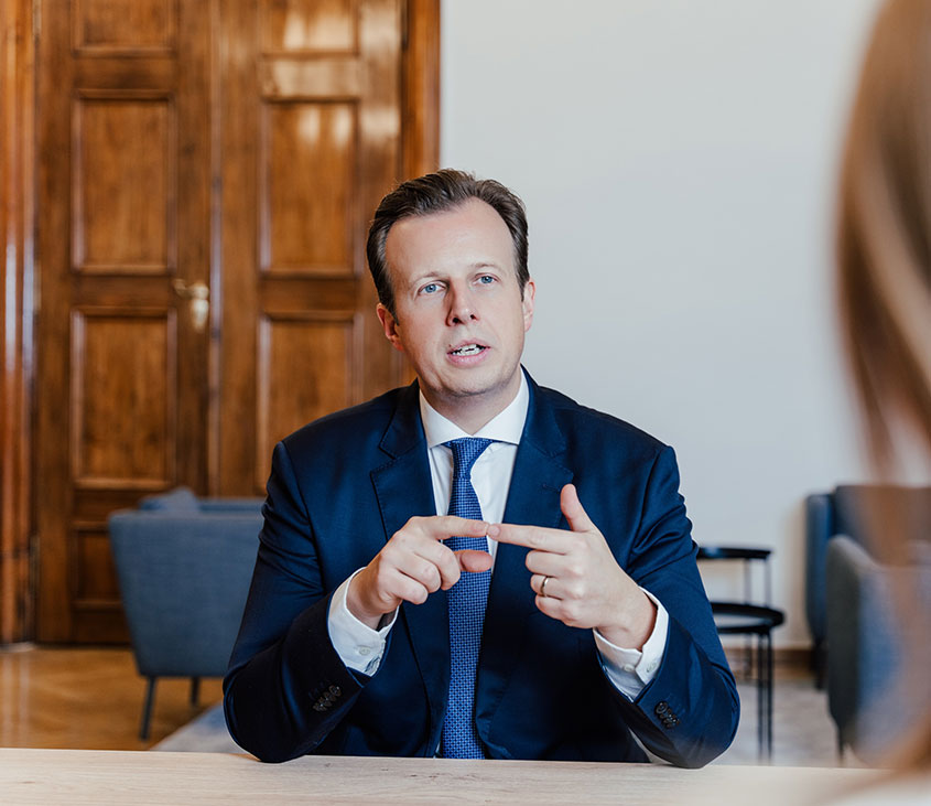 Am Foto ist Dr. Kornhäusl in seinem Büro beim Interview zu sehen.