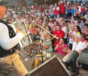 Am Foto ist ein Ausflug zu einem Konzert zu sehen.