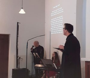 Am Foto ist Helmut Hessler, Meli Stein und der evangelische Pfarrer zu sehen.
