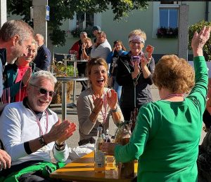 Am Foto sieht man die Pensionisten beim Feiern.