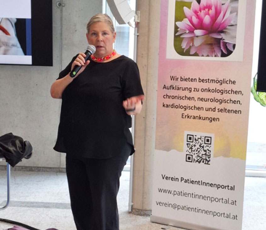 Am Foto ist Fr. Dr. Andrea Kdolsky bei ihrem Vortrag "Chronischer Schmerz" zu sehen.