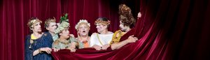 Am Foto ist die Theatergruppe aus dem Stück von Benjamin Britten zu sehen.