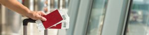 Am Bild sind Reisepässe und Flugtickets zu sehen.
