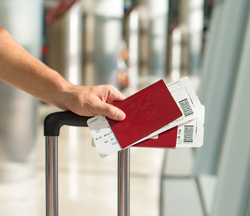 Am Bild sind Reisepässe und Flugtickets zu sehen.