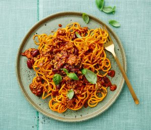 Am Foto ist das Gericht Möhren-Spaghetti mit Bolognese-Sauce von Dr. Matthias Riedl zu sehen.